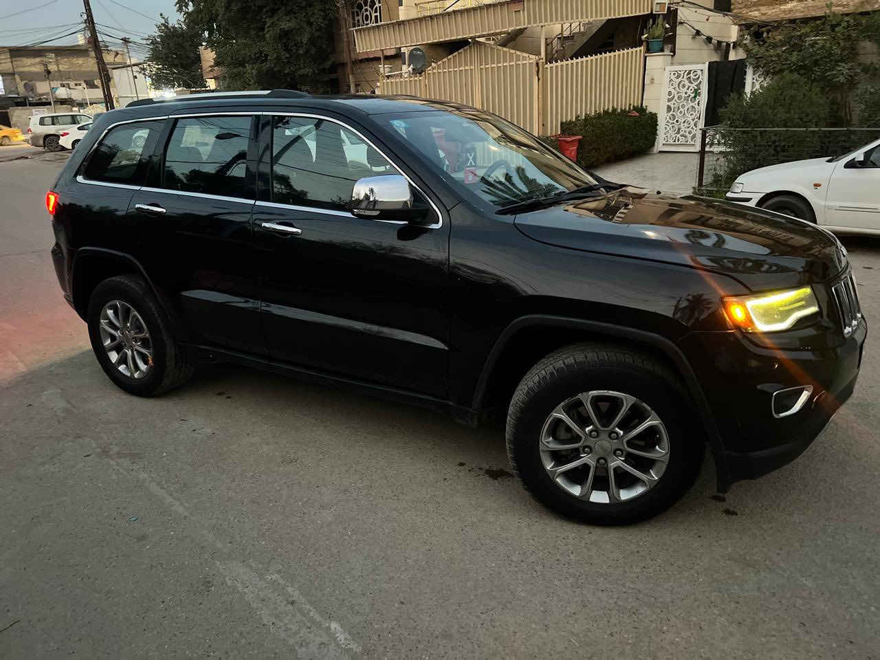 للبيع فقط بدون مراوس
جيب 2015 
وارد امريكي فول السياره 
بيها 3قطع صبغ فقط 
للاستفسار 
***********
