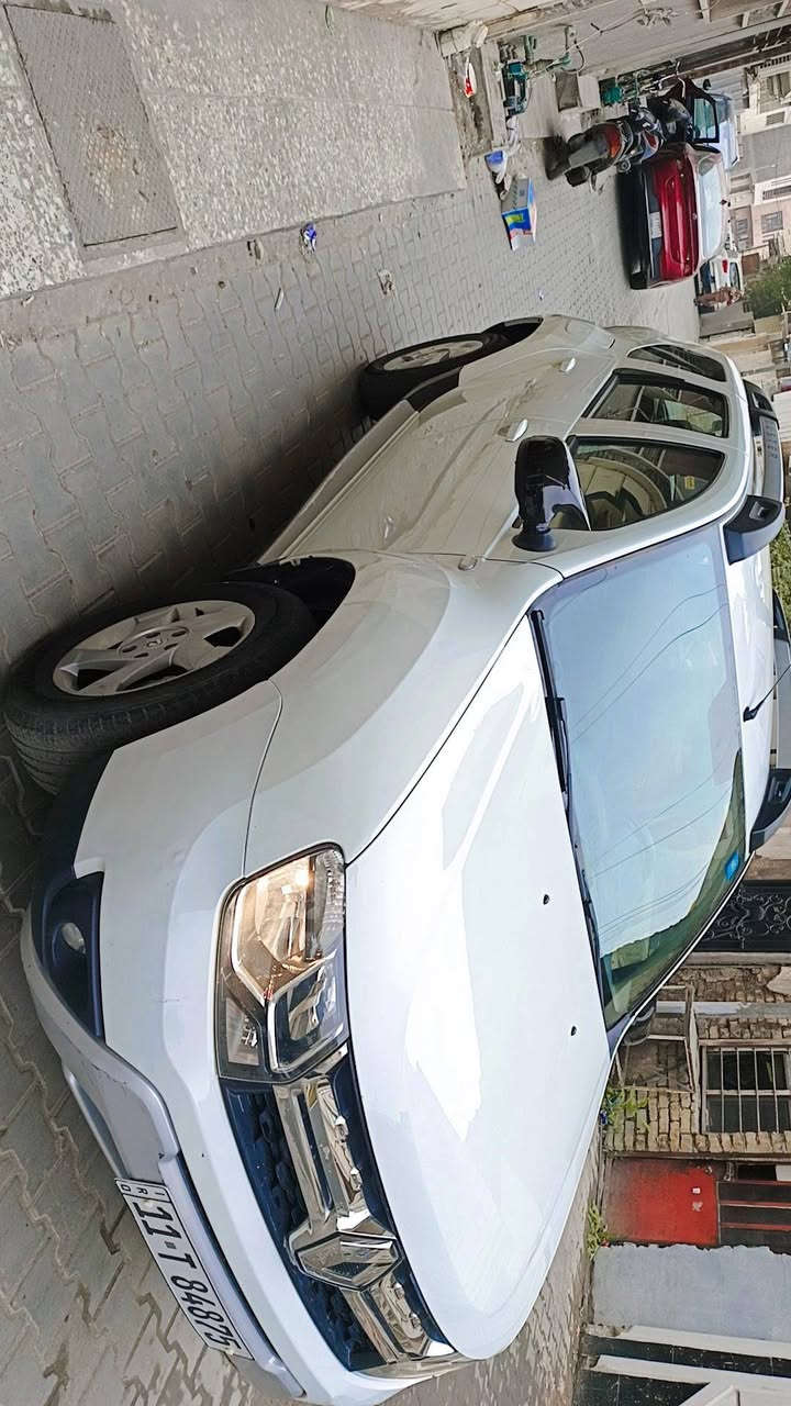 السلام عليكم رينو داستر 2018  (اوتوماتيك) 
صناعة فرنسي اصلي استلام الشركة
رقم بغداد انكليزي الجديد سنوية لل 2029
 باسمي السيارة ماتحتاج هزة هازها جديد تحويل باي وقت  
السيارة مكفولة كفالة عامة من الصبغ والحادث والتبديل، فقط طخات بسيطة مسويهن بارد فقط وشخوط تكحيل 
السيارة ماشية (98) الف كم فقط .. استخدام مدرسة
فئة السيارة se اعلى مواصفات بالداستر تحكم ستيرن و٤جام كهرباء مري جانبية كهرباء
محرك 2000 ،4 سلندر المرغوب. 
كيرAT 
مانع انزلاق 4 ويل كب وتحديد سرعة وقفل سرعة
 مكينة وكير ممتازات  مسوي بدل دهن جديد مال شركة ودسكات و بلكات اصلي

كهربائيات كلهة شغالة 
تبريد ثلج خير من الله وتدفئة شغالة   
السيارة على وضع الشركة مابيها اي نقص
صيانتها وحتى تبديل الدهن كلة اصلي  وكالة منذ استلامها وبانزين فقط محسن الله شاهد ادير اي كلوب بالدشبول ما مشتغل مسوي سيرفس كامل عليها
السياره جاهزه وما تحتاج مصرف ابد
 
السعر 94 وبيها مجال جدا جدا قليل حك الجيه وشوف خواتها وبمواصفاتها  مستحيل تلكة هيج سعر 

اسف ع الاطالة ذكرت كلشي حتئ اكون صادق 
وجزاكم الله خير والتوفيق للجميع
للاستفسار هذا رقمي *********** 
مكاني بغداد الاعظمية
#ملاحضة الي يحب يراسلني اصورله فديو للسيارة ادزه اله حتئ مااخلي يتعنئ ويجي اذا مكانه بعيد
