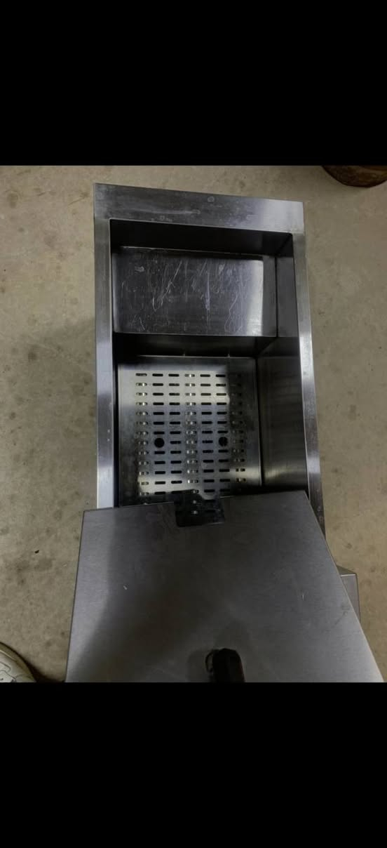 السلام عليكم
قلاية زيت للفنكر والدجاج الكرسبي الحجم الكبير 8L لتر  مستعمل اقل الشهر ماركة GENERAL ثلاث شعلات ويحتوي ع منظم حرارة وصنبور لتفريغ الزيت ، قلاية نضيفة جداً نفس ما واضح بلصوره 👇  
اي استفسار اوالسعر راسلني على الخاص او اتساب  ***********
