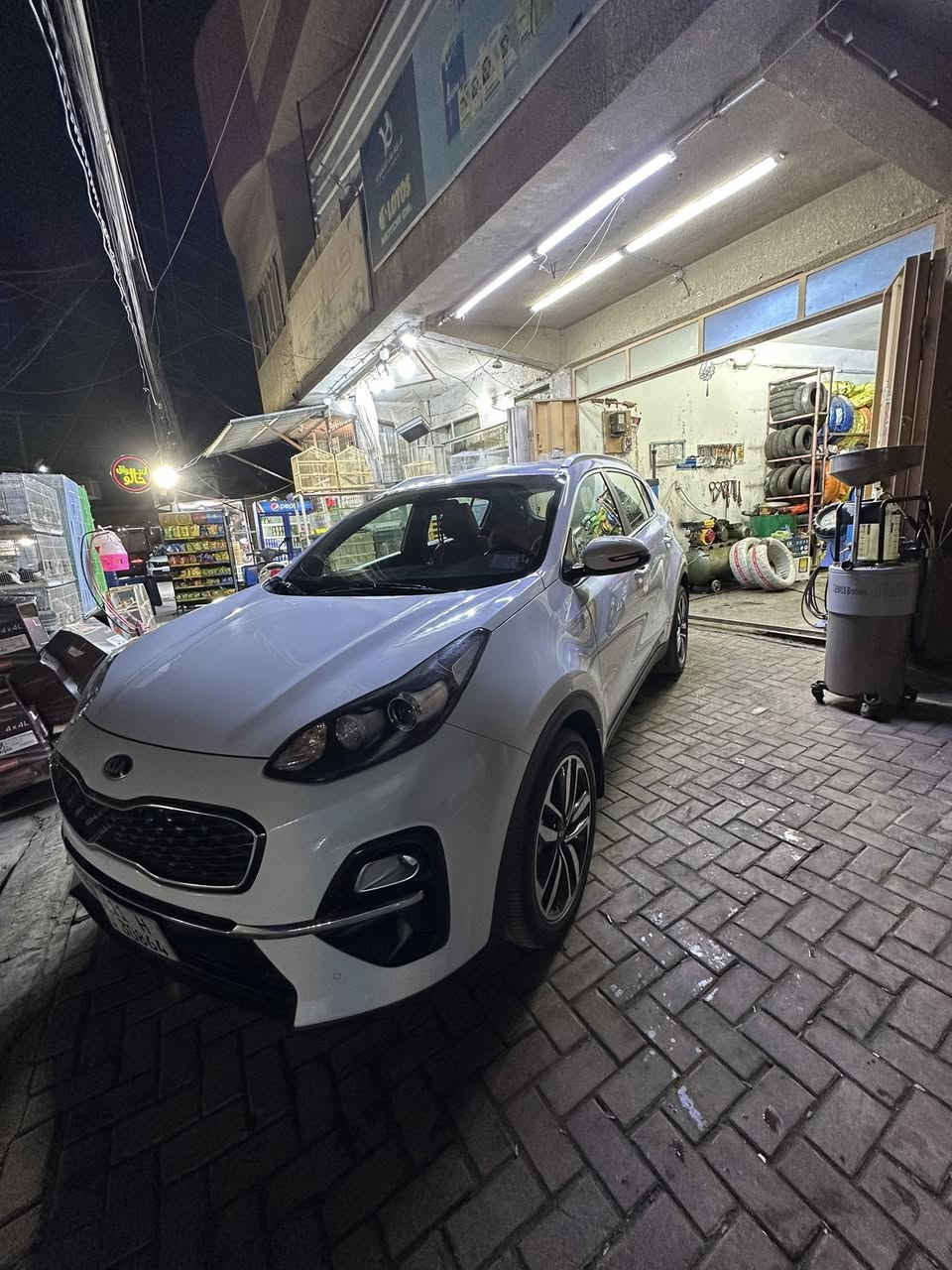 سبورتج موديل ٢٠٢٠ لون ابيض ماشيه ٣٠ الف داخل جلد بيجي سياره مكفوله من الصبغ والضربه
موصفات / شاشه / 
حساسات  امامي خلفي /                    كامره/                                                  تحكم ستيرن /                                 مري كهرباء /
خمسه ويل كب /
السياره كامله مابيه اي نقص صدره جديد تخم تاير السياره اي نقص مابيه وكلش نظيفه 
للاستفسار / ***********
