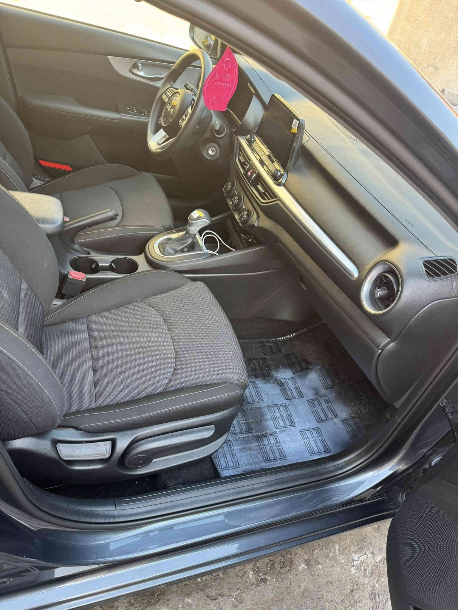 السلام عليكم للبيع كيا فورتي موديل 2023 
رقم بغداد بسمي 
وارد امريكي حادثا فقط  دعامية امامية وبيها صندوك مبدل وجاملقين صبغ فقط بدون ضربة ماشية 24 السيارة علة ايدي من امريكة السيارة وضع شركة وحديدة بمعنى الكلمة 
مكينة 2000 دوش 
السيارة برقي ما مفتوح بيها 
السعر 154 
العنوان بغداد شارع الورفلي ***********
