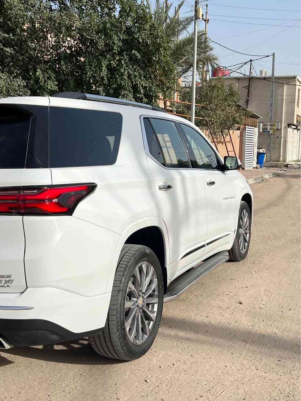 سلام عليكم  شيفرليه ترافرز موديل 2023
وارد امريكي حادثه جانبي بدون دواخل ولا لغود وشواصي مكفولات 
مواصفات السياره برايمر اعلى فئه بلسياره كشن منفصل 
ملكي 7راكب تدفئه تبريد بلكشنات وخزن ميموري 
محرك 6سلندر 
كامرات 360 درجه كير 9نمر
اوتو هولد مانع انزلاق وبعد بيه هواي مواصفات 
السياره رقم بصره حره تحويل للستفسار 
الاتصال 
*********** متوفر واتساب البصرة, العراق
