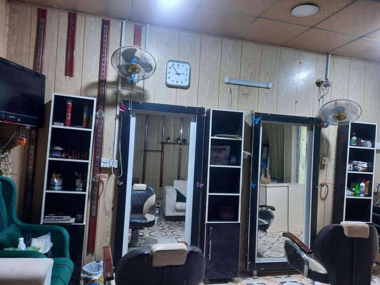 السلام عليكم
غراض صالون للبيع نظيفات مابيهن اي ضرر بسعر مناسب العنوان بابل قرب مستشفى طيبه الطبي كراسي عد د2وفاترينا ومري عدد 3 

للاستفسار الاتصال على الرقم ***********

