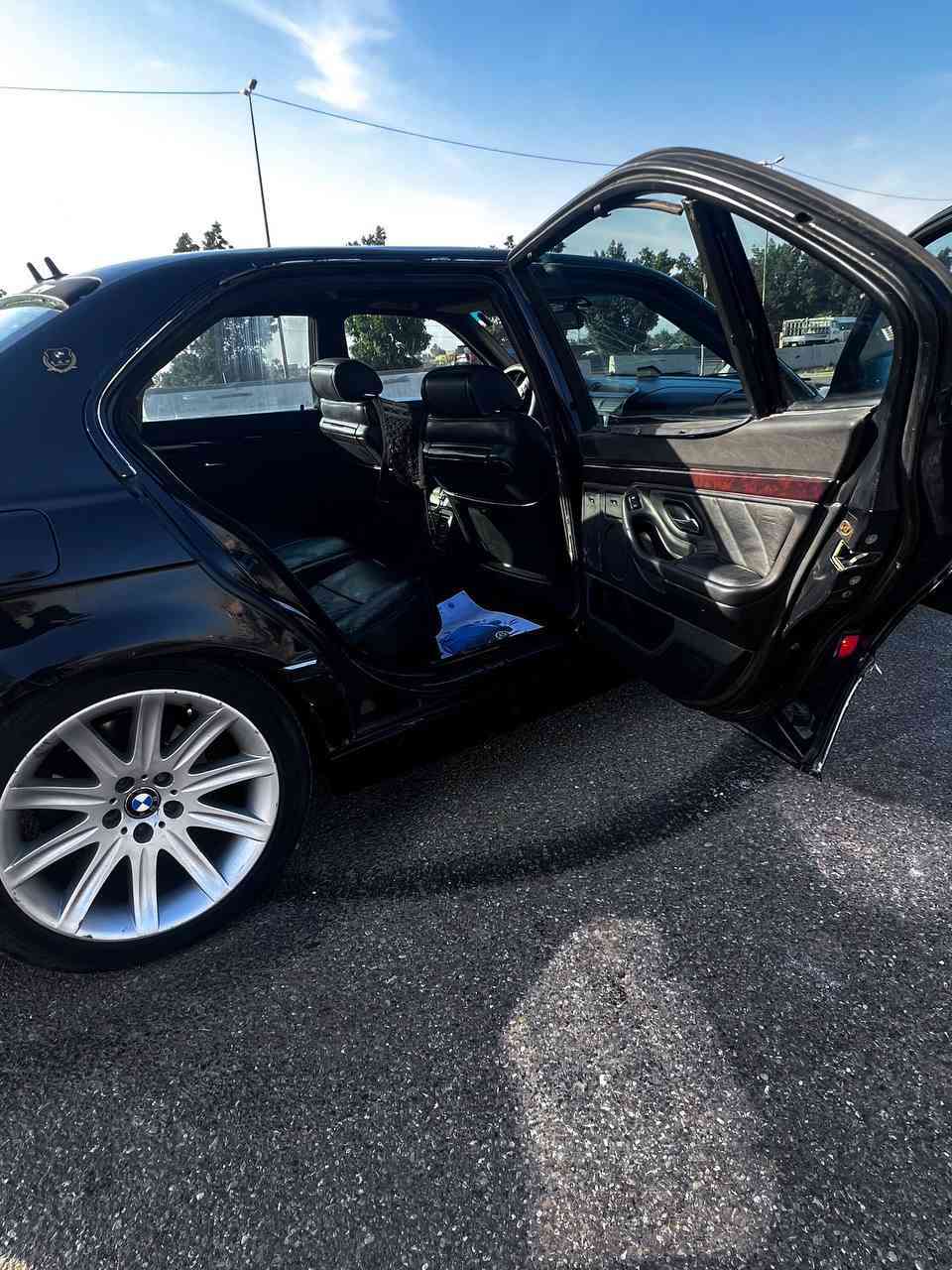 اخوان بي ام خفاش للبيع
موديل 2000 اصل 750//الي بيها حاليا 44هوه
السيارة في اي بي مواصفات 
يدات باب لد داخل خارج
فتحه 
دبل جام 
خمس بردات
برده خلفيه كهرباء
ميز طعام
مرايه قلاب بل كشن
ضهر كسار 
تليفون امامي خلفي
صندوك شفط
جكات خلفيه
لايت زنون اصلي يعني بليل نهار 
رقم الماني بسمي يعني التحويل ثاني يوم
ويل كب باخره حجم 19
لارج باب طويل 
نظام رئاسي
هاتف ***********
السعر 75 محتاج بيع فقط بدون مراوس بيها شغله بل كير الي يحب يتصل ونطي التفاصيل تحياتي 
وبيها مجال لطيبين تحياتي وتقديري لكم حميعآ
