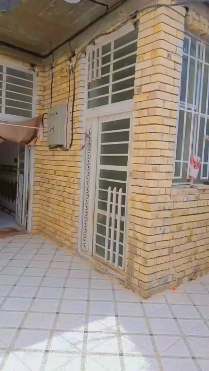 سلام عليكم بيت للبيع 3 غرف وصاله ومطبخ وديوانيه وصحيات المساحه 200م بحاوي لعباس عل شط جميع الخدمات متوفره للاستفسار عله الرقم ***********
