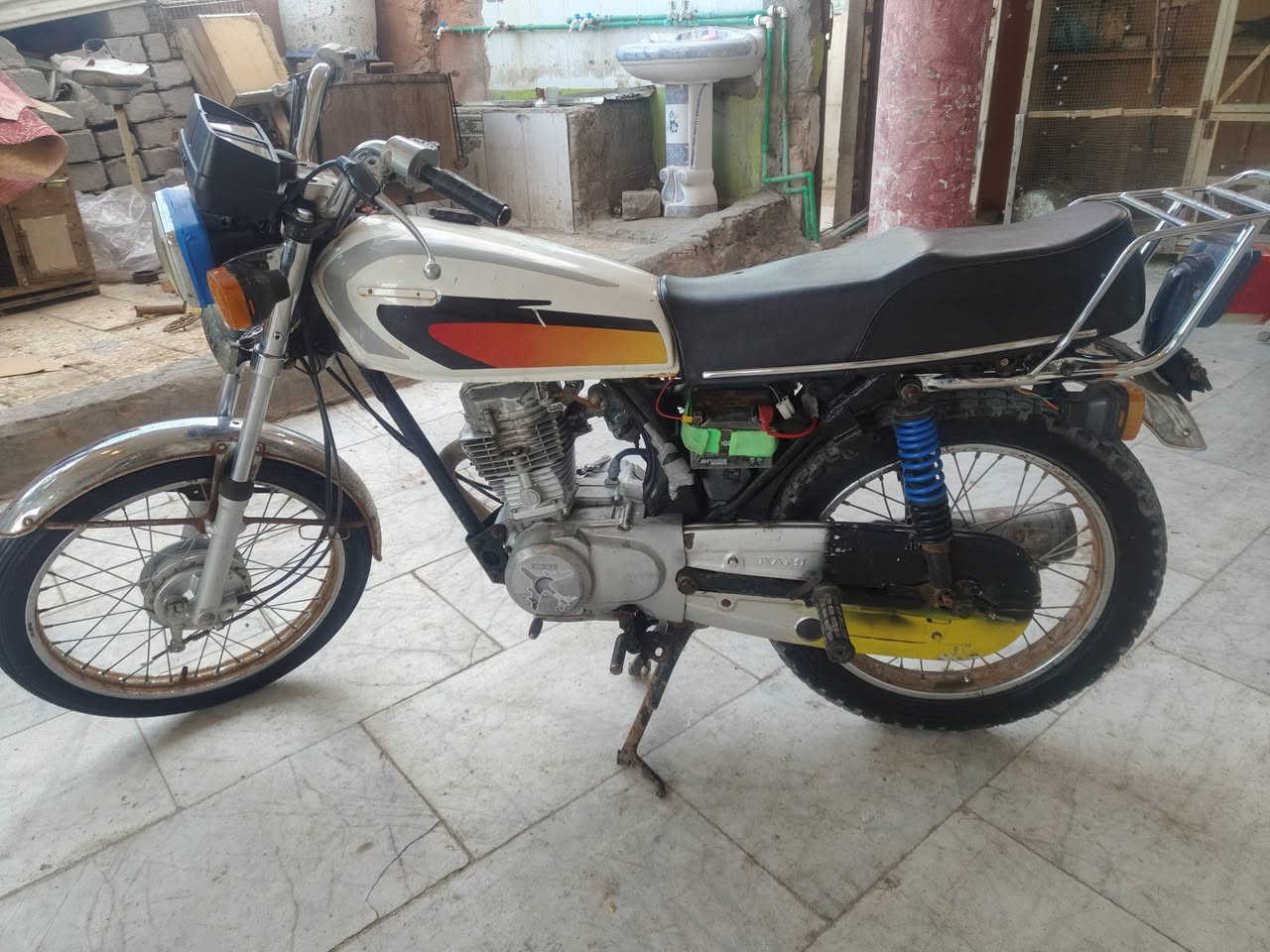 السلام عليكم شباب دراجه لبيع ادوات غراض بلاد بيها كهربائيات شغاله مو ناقصها شيء  باتري جديد تايرت قبل فترة شدهه مكان قضاة المدينه سعر 375بي مجال قليل ***********
