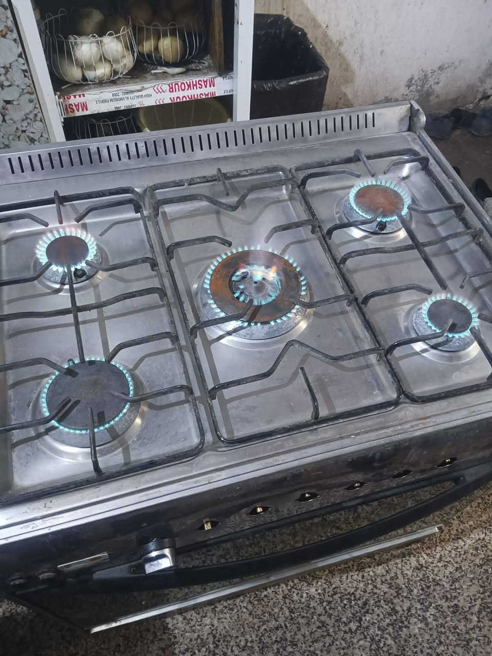 طباخ للبيع وصوبه نفطيه الطباخ بس رادله تنضيم وخمس فرارات مال تشغيل الطباخ سعره 70 وبي مجال والصوبه 35 الصوبه بيها زروف بس معمرها ***********0 غير متواحد عل فيس تصال
