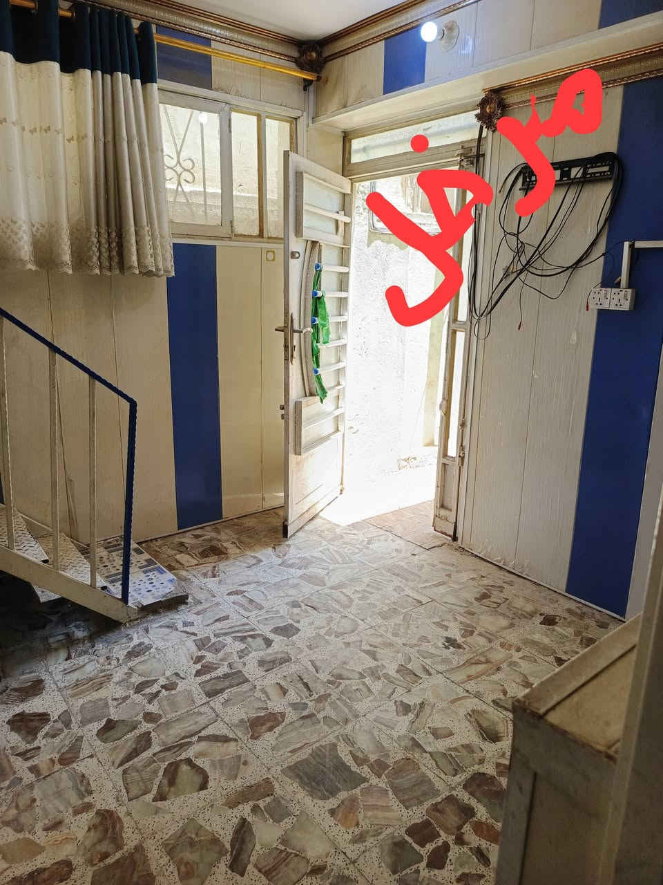 يوجد مشتمل للايجار يحتوي على غرفه نوم صاله مطبخ حار وبارد هول مجمع صيحات إضافة إلى  كاميرات مراقبه 
خط مولده ذهبي انترنت 
الموقع 
حي الامام قرب سنتر الاسعار مقابل مجلس محافظة 
قرب مدرسه الزهاوي 
الاتصال بالرقم للمعلومات 
@*********** 
المساحه ١٢٠م
