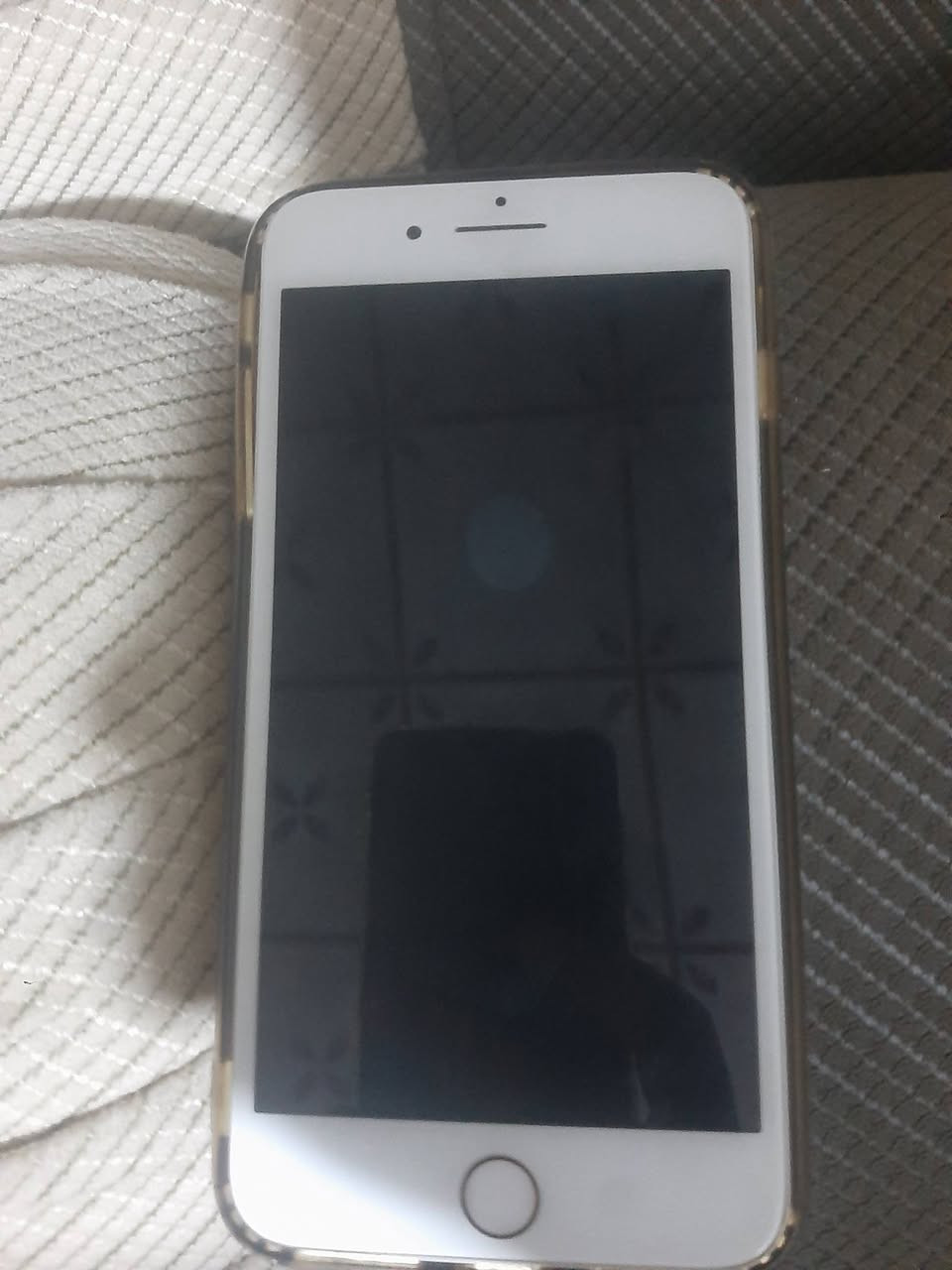 التلفون طافي مشكلته ايسي اناره وشاشه
للبيع قيم واخذ 
كلشي شغال بي ماعدى هل مشكلتين
***********
