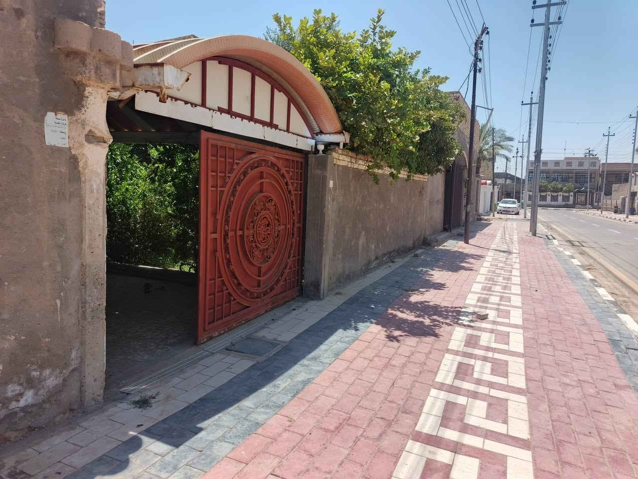 بيت للبيع المساحه 250متر طابو صرف غرفتين نوم وصاله ومطبخ وستقبال وصحيات داخليه وخارجيه حديقه وكراج سياره كافة الخدمات عنوانه طويريج حي الزهراء قرب شارع الحمداني السعر 175مع المجال للتواصل ***********////
