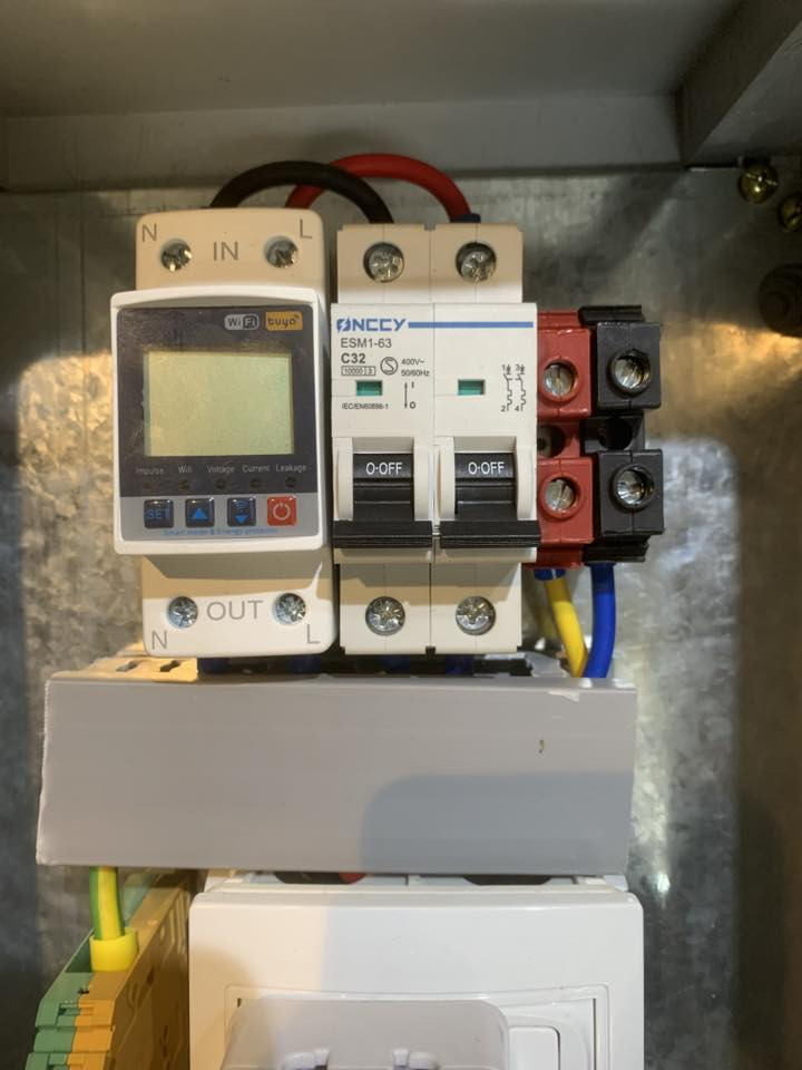 متوفر بورد شحن سيارات كهربائية (بكل الفئات) وهذا البورد يحتوي على جوزة واي فاي ( تشغيل وإطفاء عن بعد) السعر 85 الف 
***********
