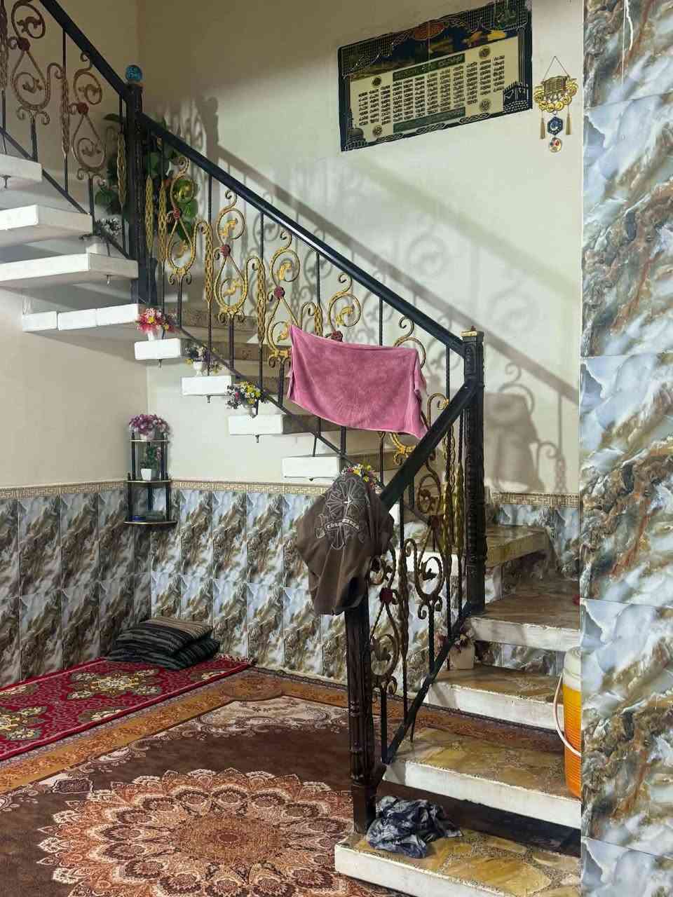 بيت للبيع المساحه 125 يحتوي علئ ديوانيه+مطبخ+صاله+غرفتين نوم طابق أرضي علوي العنوان  المشرح حي الجوادين اللاستفسار ***********
