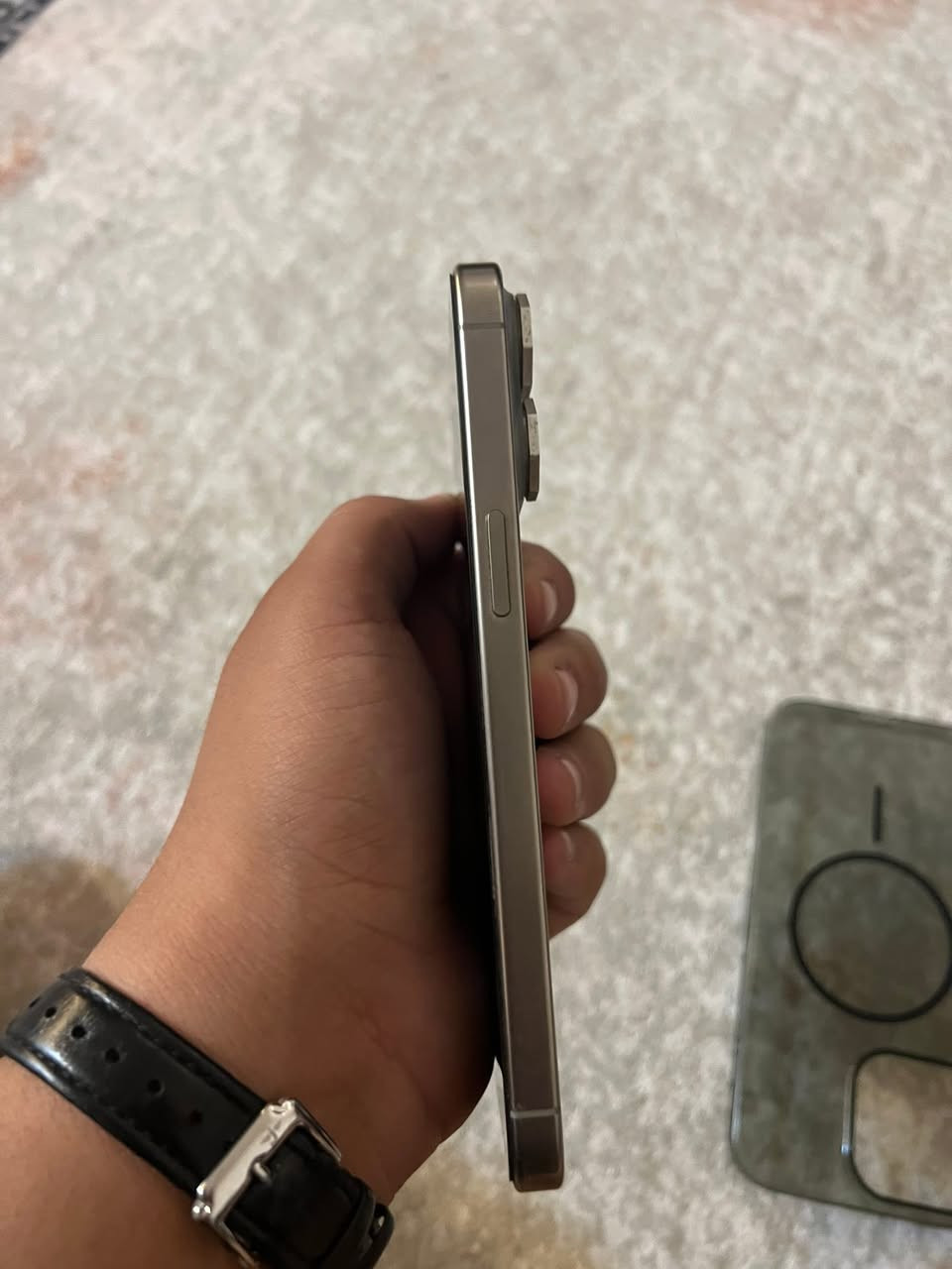 ‏سلام عليكم عندي iPhone15  Pro ماكس إضافة 100% التلفون مفتوح بطارية 87 مشحون 398 سعر 1050 بي مجال حك جيه مكان بغداد لشعب سريداد رقم ***********
