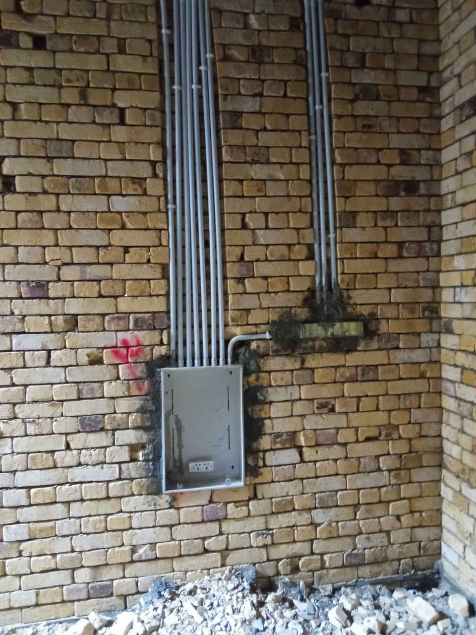 على بركة الله 
جانب من اعمالنا في حفر الجدران وتثبيت البوكسات بيت 300 متر 
موقع العمل الناصرية الاسكان الصناعي 
للاستفسار الاتصال او مراسلة واتساب تيلجرام 
سيد احمد الياسري ***********
الياسري للتأسيسات الكهربائية
