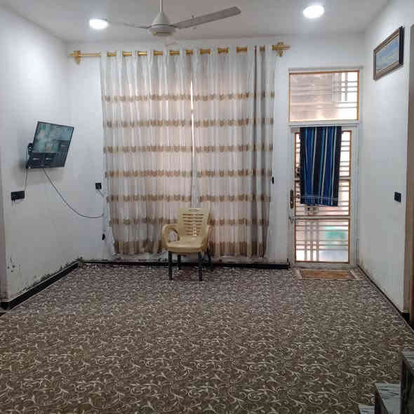 دار للبيع مساحته 200م في حي الانوار على شارع التبليط الدار متكون من
غرفتين نوم 
وصالة
واستقبال 
مطبخ 
صحيات 
علما ان الدار بناء حديث السعر 80 وقابل للتفاوض..
 
ياسر ***********
عباس‏‪***********‬‏
