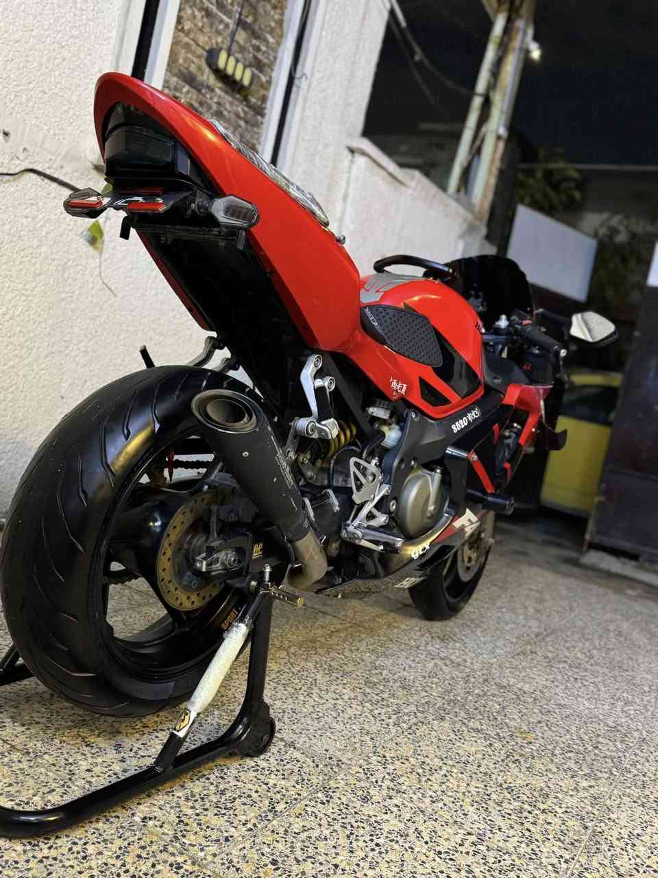 السلام عليكم أمّ فور أي للبيع
مكينه 600
موديل 2004
مكفوله كفاله عامه أي نقص ما بيها
السعر (30$) ورقة 
الرقم ***********
