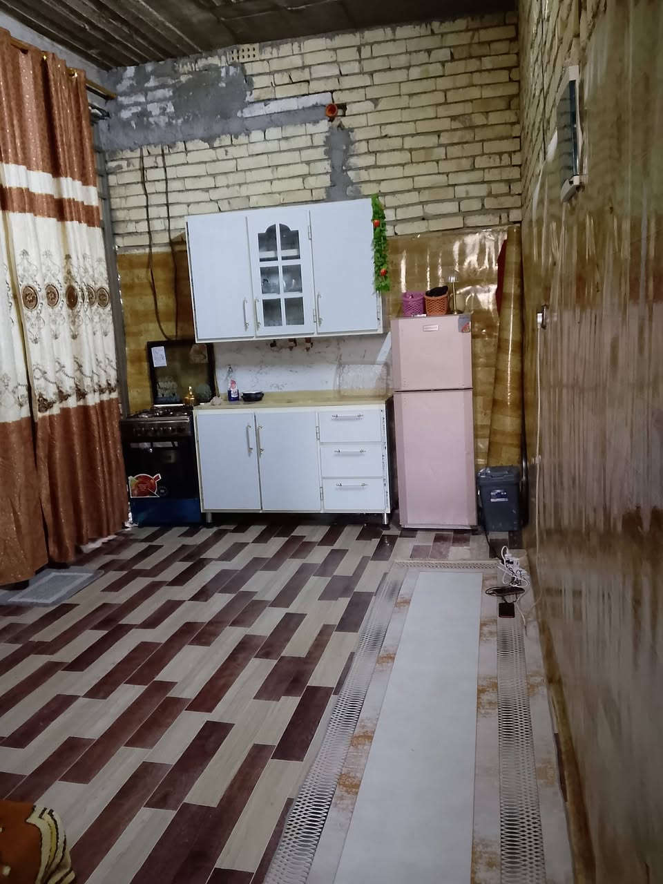 السلا عيكم مكلف بالنشر بيت للبيع /50 متر/ منطقت علاوي لسمر قريب عله شارع المخازن البيت عوزه بس ترميم  ماواده كله موجودة بس اطلع خلفه سيراميك للستقبال الواح وسراميك البيت كله موجوده ماي ماسس وكهرباء البيت سساكنين بي المنطقه كامله من كل الخدمات واي استفسار هاذه رقم صاحب البيت *********** وبي واتساب
