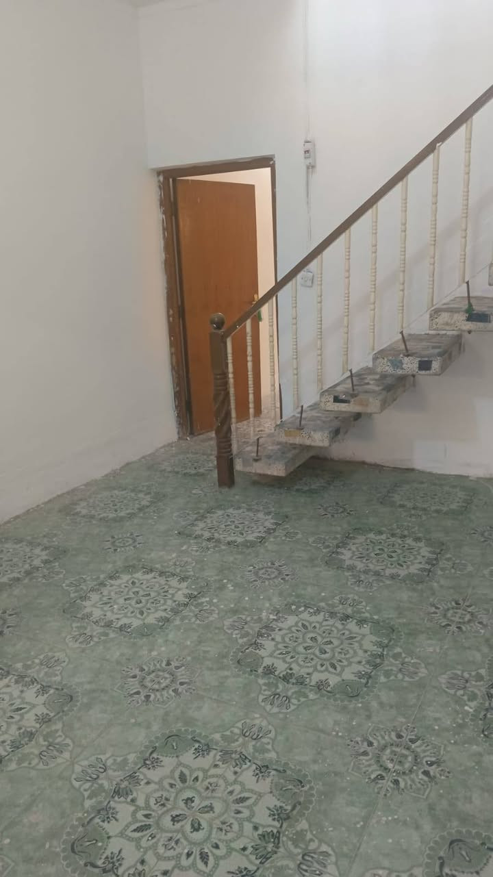 السلام عليكم بيت للبيع مساحته ميت متر العنوان وردية داخل نزلت سعد بيجو رابع بيت على شارع الزوار السعر 49 وبي مجال غرفتين غرفه طابق ثاني واستقبال وهول ومطبخ 
الرقم للتواصل ***********
