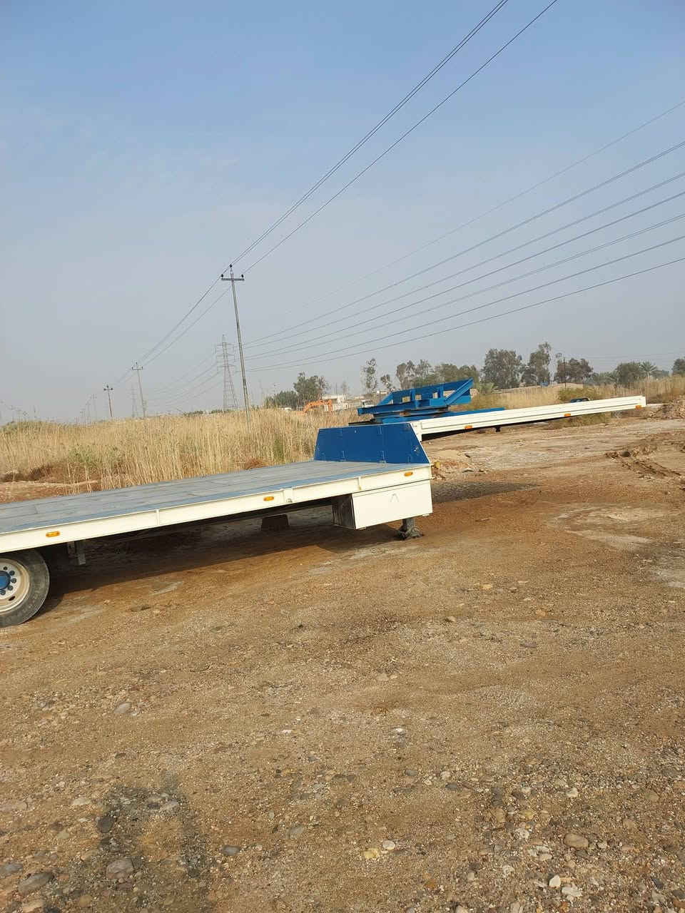 السلام عليكم لودر بلادية للبيع جوبلس تاير 17 العرض 3و20 الطول 10 دناكير ألماني مكفولة مكنها واسط العزيزية تخم تاير جاهزة للعمل ***********
