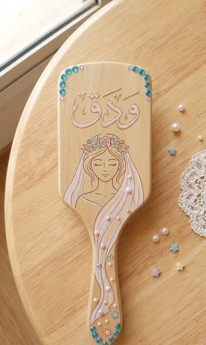 تفاصيل صغيرة… لكنها تبقى في الذاكرة دائمًا 🤍

فرش خشبية بتصاميم ناعمة وأسماء مخصصة
لنصنع قطعة بسيطة تحمل معنى جميل 🌸

مناسبة للأطفال والهدايا اللطيفة
مع إمكانية إضافة الأسماء والرسومات حسب الطلب 
للاستفسار خاص او واتساب***********
