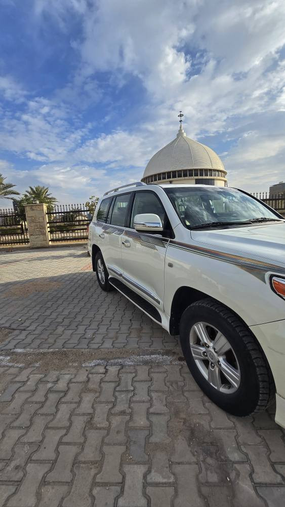 لاندكروز GX.R موديل: 2009 محدثة 15 
***********
لبيع او مراوس 
سعر 285 ورقة 
السياره جديده كلش احلى
من صور
رقم بغداد  بأسمي هزة ما ساقطة 
فئة GX.R فول مواصفات 1/1 
المواصفات: 
كاميرا خلفية
فتحة سقف (سلاید)
كشنات جلد مشمشي
حساسات 
لايتات LED زنون اصلي 
ثلاجة
تحكم ستيرن جهتين 
المحرك:
6 سلندر
الموقع سيارة نجف ورقم سيارة بغداد 
قطعتين صبغ جمالغ امامي صبغ وباب خلفي صبغ 
وباقي مكفولة كفالة عامة النجف, العراق
