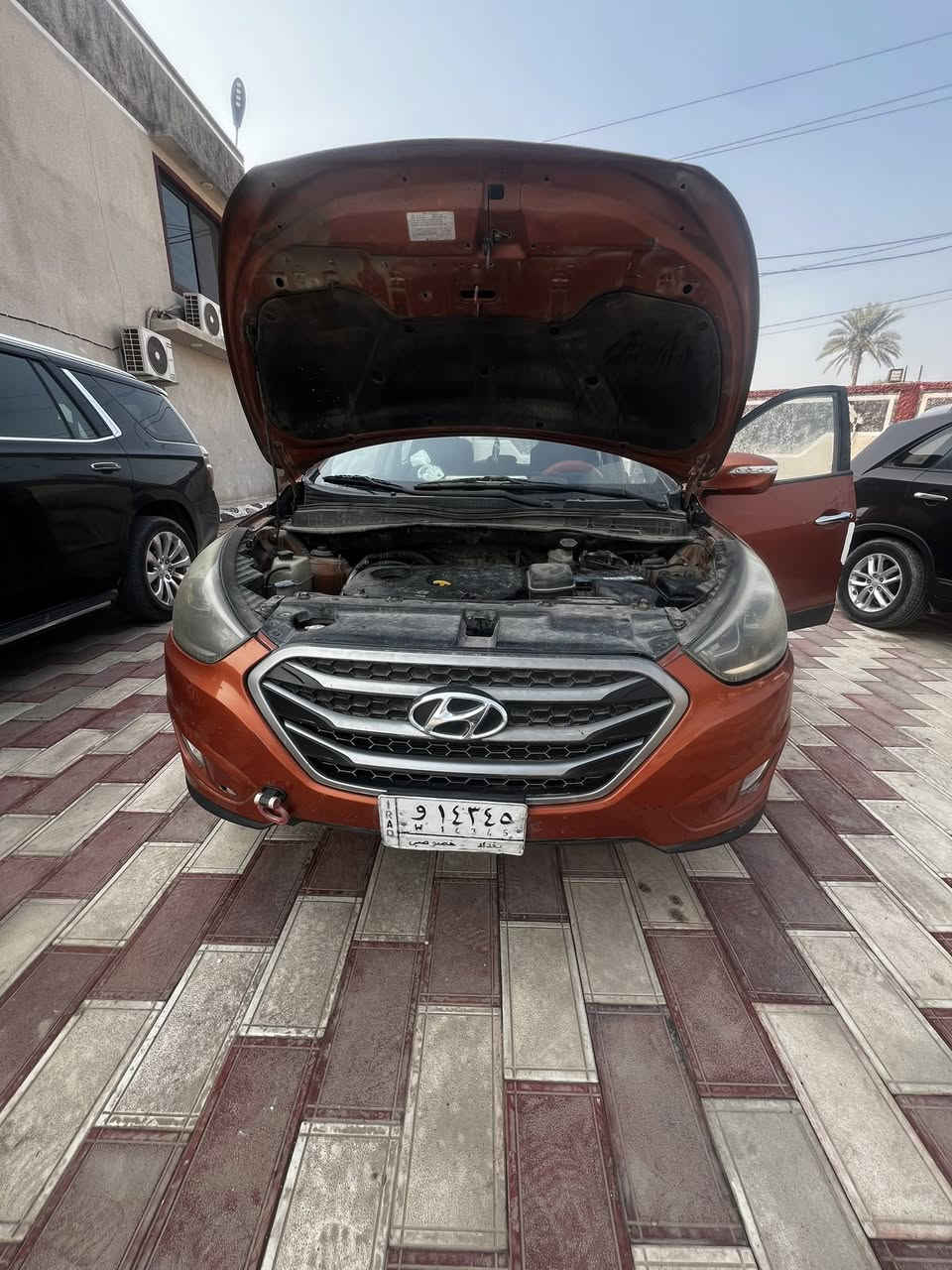 سلام عليكم توسان موديل2014رقم بغداد تحويل ثاني يوم سياره جدا نضيفه مثل ماموضح بالصور فقط يحتاجله بوليش السياره تطلع مرايه كشره جديد السياره رايدهه 125وبيها مجال وهذه رقمي***********متواجد واتساب السياره مصبوغه عام للجماليه
