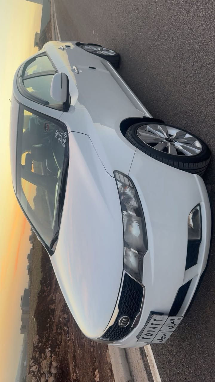 كيا سيراتو موديل 2012ً فول مواصفات عدا البصمه ويل 16ً مري شفط وإشارات بالمري فتحة سقف A-B-Sً سويج شخاطه يدات نيكل  تحكمات استيرن بلوتوث تبريد لمس. شفتات استيرن محرك 1600ًبعد بيها هواي مواصفات السياره بدون صبغ بيها باب السكن الأمامي تعديل على البارد وباب السائق الأمامي تبديل شركه بلادي  كير محر@ك بشرط تدفئه وتبريد شرط السياره رقم أربيل وبسمي تحويل  أو وكاله مباشر السنويه تنتهي نهاية ٢٠٢٧ سعر السياره 114$ً وبيها مجال *********** ًهذا الرقم يحتوي على الواتس أب وفايبر مكان السياره قضاء عقره ولكم جزيل الشكر والتقدير
