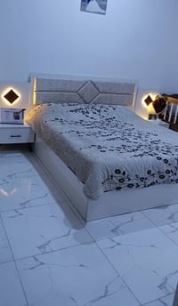 مستخدم شهر • سرير مخزن • للبيع