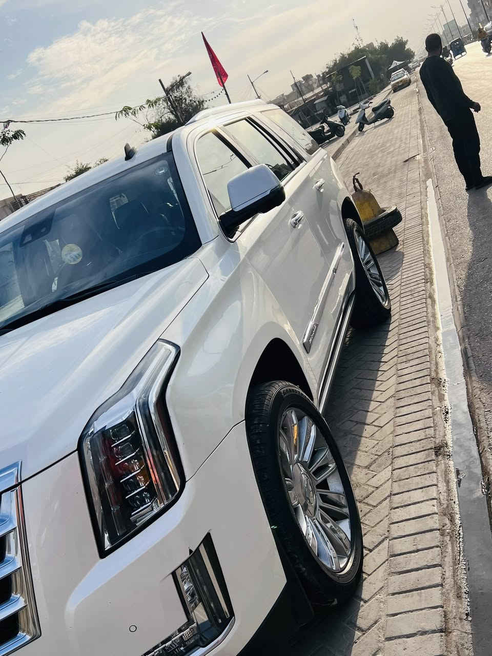 السلام عليكم 
كديلاك موديل 15خليجية فول مواصفات 
بلاش بلاش مستعجل على بيعتها ماكو كديلاك بهل سعر 
مكينة 5300
بعدها على وضع الشركة 
مكينة كير تايرات كلة على وضع شركة شغل وطلع وين متريد 
السونر مرفوق بل منشور 
شخط باب الصدر ورصعة بل جاملغ الخلفي 
السعر ٢٥قفل
العنوان بغداد مدينة الصدر 
الهاتف ***********
