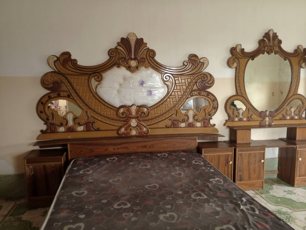 اسلام عليكم غرفه للبيع
العنوان الكرمه البخليفه السعر 300وبيها مجال
رقم الهاتف ***********
