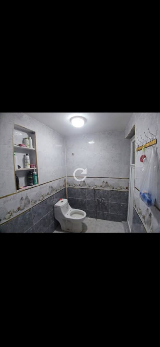 سلام عليكم . بيت زراعي مرقم بلدي 210 متر بيت ركن طبق ونص يحتوي على غرفتين هول استقبال  ومطبخ حار  وبارد كبير وكراج وحديقة السعر 80 مليون بناء درجى أولى 2025 مع كافة الضمانات للتواصل  اتصل على الرقم ***********
