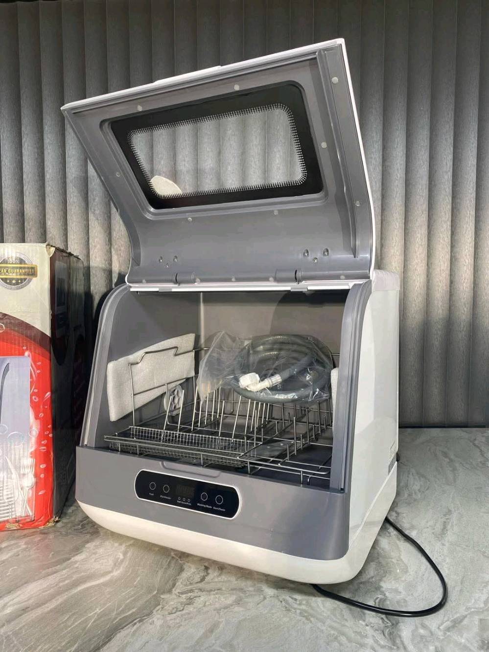 غسالة الصحون المنضدية الاوتوماتيكية
من ماركة امبليوم الألمانية 🇩🇪 مع ضمان سنة حقيقي ✨
🔹 تتسع إلى 10 صحون
🔹 يمكن استخدامها لغسل الفواكه والخضروات 🍋🍈
🔹 لا تحتاج تأسيس ماء خاص وسهلة الاستخدام
🔹 هيتر داخلي لتسخين الماء بسرعة عالية
المميزات:
✨ شاشة عرض LED ديجيتال أنيقة
✨ 5 برامج غسيل (تلقائي – مكثف – عادي – اقتصادي – سريع)
✨ نافذة شفافة لمتابعة عملية الغسل
✨ مؤقت ذكي (30 / 40 / 50 دقيقة)
✨ توقف تلقائي عند فتح الباب
✨ إزالة قوية للدهون وتنظيف مثالي
✨ حجم عملي يمكن وضعها على الكاونتر أو أي مكان بالمطبخ
📦 التوصيل متوفر لجميع المحافظات 🚚
📞 للحجز والاستفسار: *********** واتساب 📩