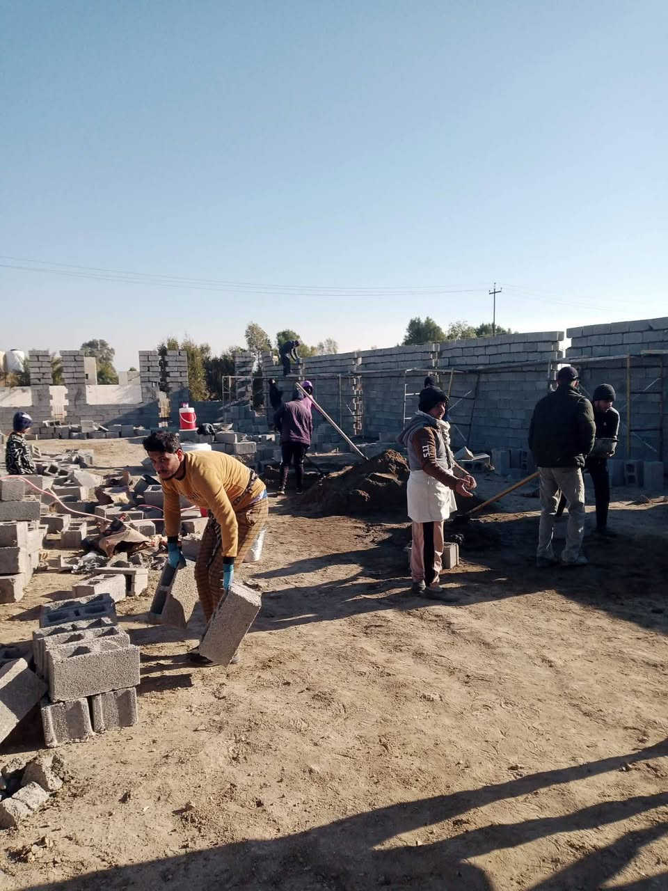 دعوة لأهل الخير والمتصدقين لأمواتهم
قال رسول الله ﷺ: (إذا مات ابن آدم انقطع عمله إلا من ثلاث: صدقة جارية...........)
إلى كل من يبحث عن أجرٍ دائم، وثوابٍ يصل إليه وإلى أحبته من الأموات،
إلى كل من يريد أن يضع بصمة خير لا تنقطع…
 في منطقة نائية يعاني أهلها من قلة الإمكانيات، قام السكان على قدر استطاعتهم  ببناء هيكل حسينية فقط، لكن عجزهم المادي حال دون إكمال البناء.
وهذه الحسينية حاجة ملحّة لأهالي المنطقة من أجل:
●إقامة الصلاة
●إحياء الشعائر الحسينية
●مجالس العزاء والفواتح
●خدمة أهل المنطقة في مناسباتهم الدينية والاجتماعية
أهل المنطقة بذلوا ما استطاعوا، لكنهم اليوم بحاجة إلى وقفة أهل الخير لإكمال هذا المشروع المبارك.
مساهمتك مهما كانت بسيطة قد تكون سببًا في:
●صدقة جارية لك ولوالديك
●ثواب مستمر مع كل صلاة ودعاء ومجلس يُقام
●تفريج كربة أناس محتاجين لمكان يجمعهم على ذكر الله وأهل البيت (ع)
 إن لم تستطع المساهمة، فمشاركتك للمنشور قد تصل به إلى من يستطيع.
الدال على الخير كفاعله
جعلها الله في ميزان حسناتكم وحسنات أمواتكم 
للتبرع التواصل 
‏‪***********‬‏
‏‪***********‬‏
