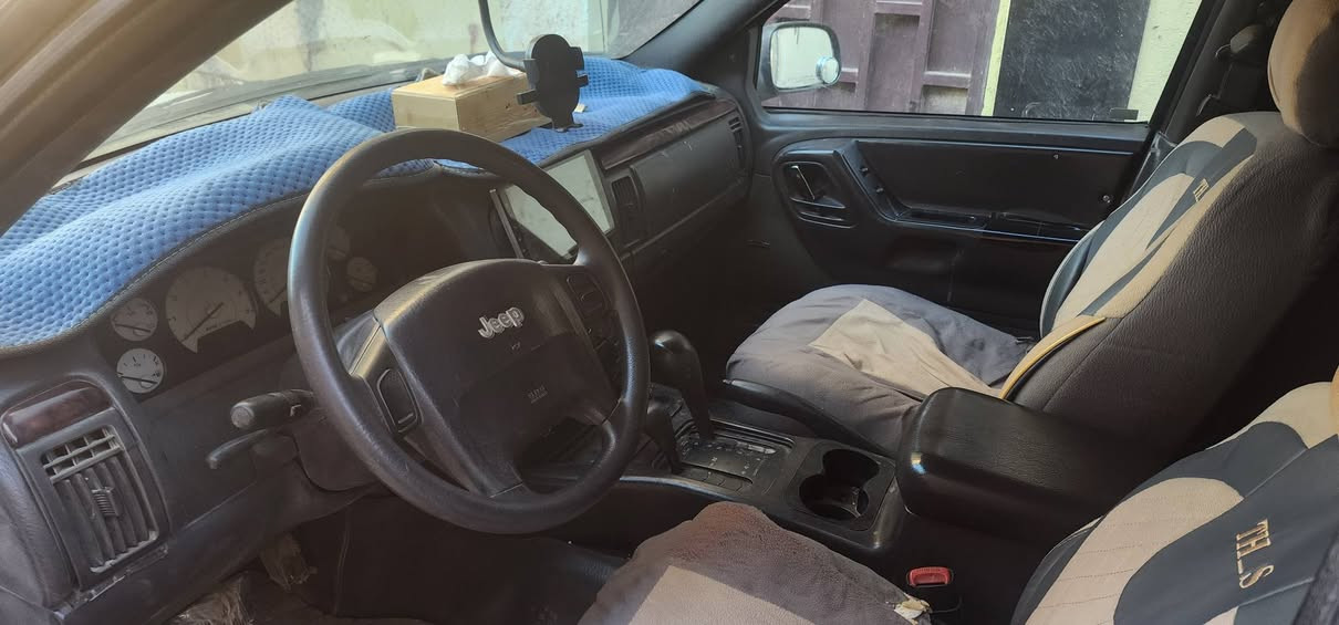 سلام عليكم..
جيب 2000   V6 4000  محرك وكير جيد جدا تبريد جيد جدا حدادية 50 ٪  تايرات جدد  شاشة كهربائيات كاملة رقم سليمانية مكان السيارة ديوانية.
مالكها كردي #شرط_المداور وكالة ماكو 
سنوية لل 2030 سعر 80 قابل للتفاوض
رقم صاحب السيارة
 ***********

