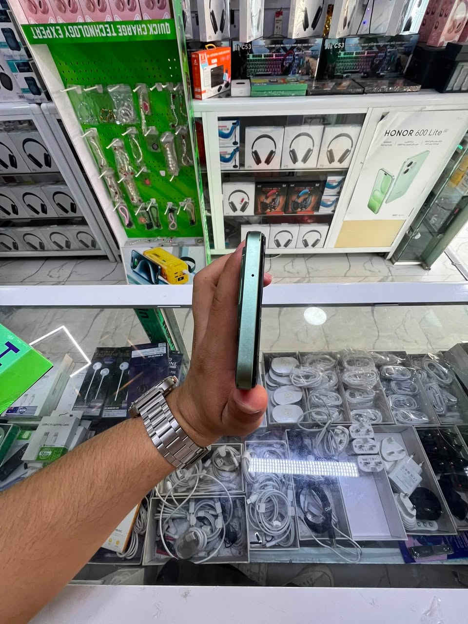 السلام عليكم جهاز للبيع هنر x6bالذاكره 256رام12السعر165الف مكاني موصل17تموز***********

