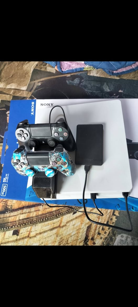 للبيع
بلي 4 سلم مهكر للبيع نضام قرص نص تيرة نضيف كفالة ما مفتوح ولا مبدل بي شي ويا يدات ثنين ويا قاعدة شحن ويا هارد خارجي 500  استخدام قليل جدآ 
مكاني مدينة الصدر بغداد ***********
