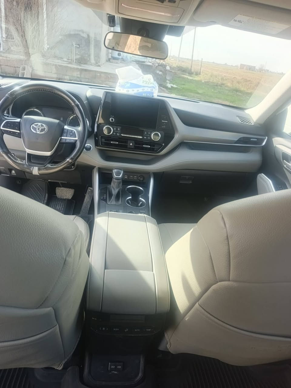 السلام عليكم سياره للبيع تويوتا هايلندر موديل 2023 هايبرد
ضرر قطعه واحده الجامرلق السكن من دون دواخل 
رقم اربيل بسمي شرط التحويل بطاقه بانزين بيه مكان السياره كركوك الحويجة السعر 340 وبيه مجال الشراي يتصل ويبشر ***********
