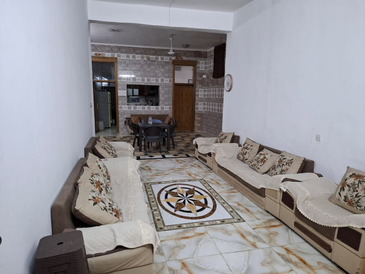 بيت المساحه ٥٠٠ متر البناء ٣٠٠ الحديقه ٢٠٠ 

طابوزراعي  سند ٢٥  مفرود مداور مباشر بسم المشتري 

العنوان

 كربلاء قرب فندق البارون. عامود 105 

بناء حديث كونكريت مسلح 

يتكون من

 ٣ غرف نوم حمامات داخليه وخارجيه صاله مطبخ حار بارد صاله استقبال ضيوف  

للاستفسار الاتصال على الرقم 

***********
