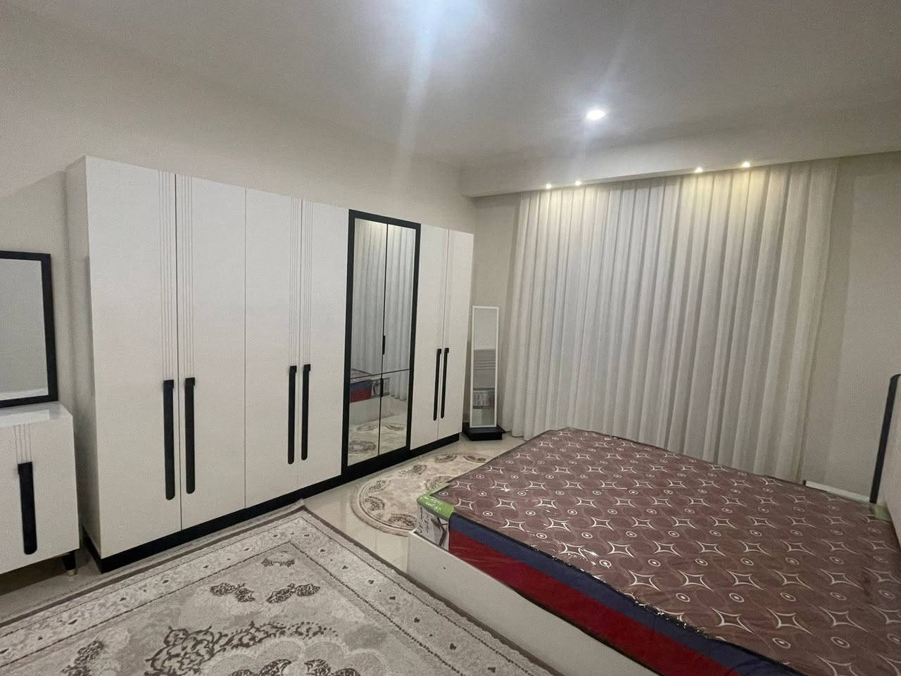 🏡# شقة مؤثثة للإيجار – مجمع مارينا السكني
✨ شقة فخمة مؤثثة بالكامل (استلام جديد)
📐 المساحة: 145 م²
🔹 التفاصيل:
• غرفتين نوم
• صالة مريحة وواسعة
• مطبخ متكامل
• 3 مجموعات صحية
💰 الإيجار: 1750
✅ جاهزة للسكن فوراً
✅ أثاث حديث 
📲 للتواصل:
خاص أو واتساب
📞 ***********
