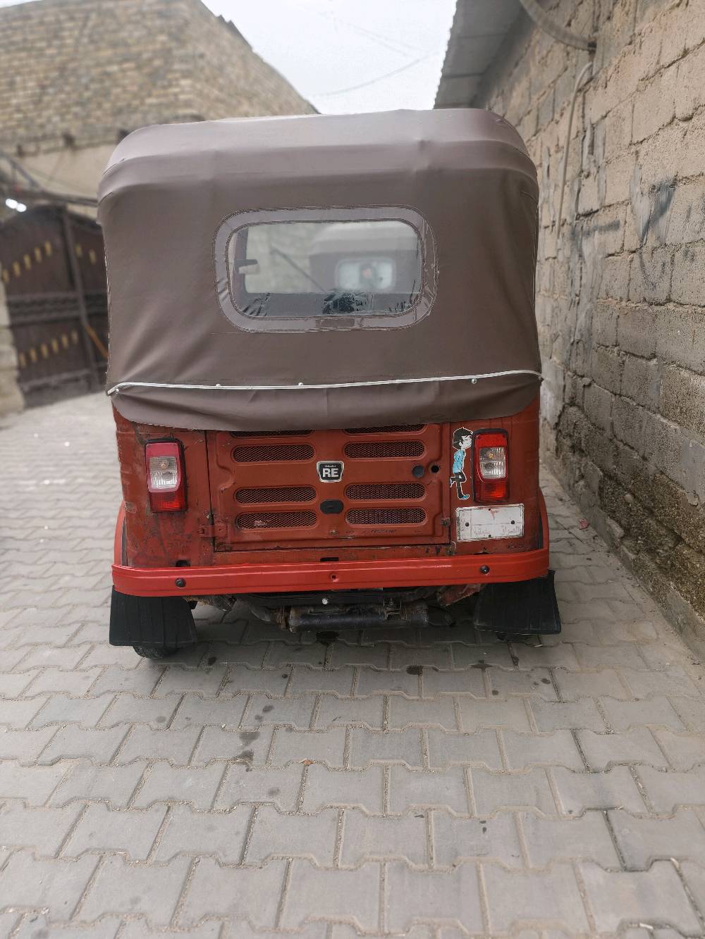 هذا تكتك مستعمل بحالة جيدة، مناسب للنقل داخل المدينة. لون التكتك أحمر مع كابينة مغطاة، يحتوي على ثلاث عجلات مما يجعله مثالي للاستخدام في المناطق الضيقة وعليه علامات استخدام طفيفة. جاهز للاستخدام وبسعر مغري.