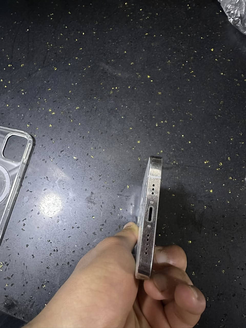 ايفون 12 برو 
ذاكره 128 
شرق اوسط AAA
مستبدل شاشه وبطاريه ول طهر مكسور ول دكمه مال لاطفاء 
جهاز ما بي اي خلل وشاشه اصليه 
لبيع او مراوس حسب لقناعه 
سعر 190 قفل قفل 
مكان حله مركز 
رقم ***********
