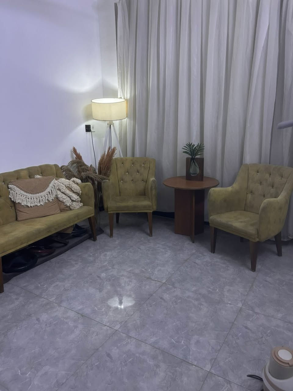 عندي تخم وميز صغير للبيع
لون تخم فسفوري كلش راقيه  مكون بس تخم حجم وسط و٢ كرسي 
مابي اي ضرر ابد يحتاج فقط تنظيف 
استخدام جدا قليل لان عايفته فوك 
مكاني بغداد حي الجهاد
كلها ابيع ب٨٥


**إذا كنت صاحب هذا الإعلان وتريد حذفه لأي سبب، رجاءا أرسل رسالة إلى الدعم الفني**