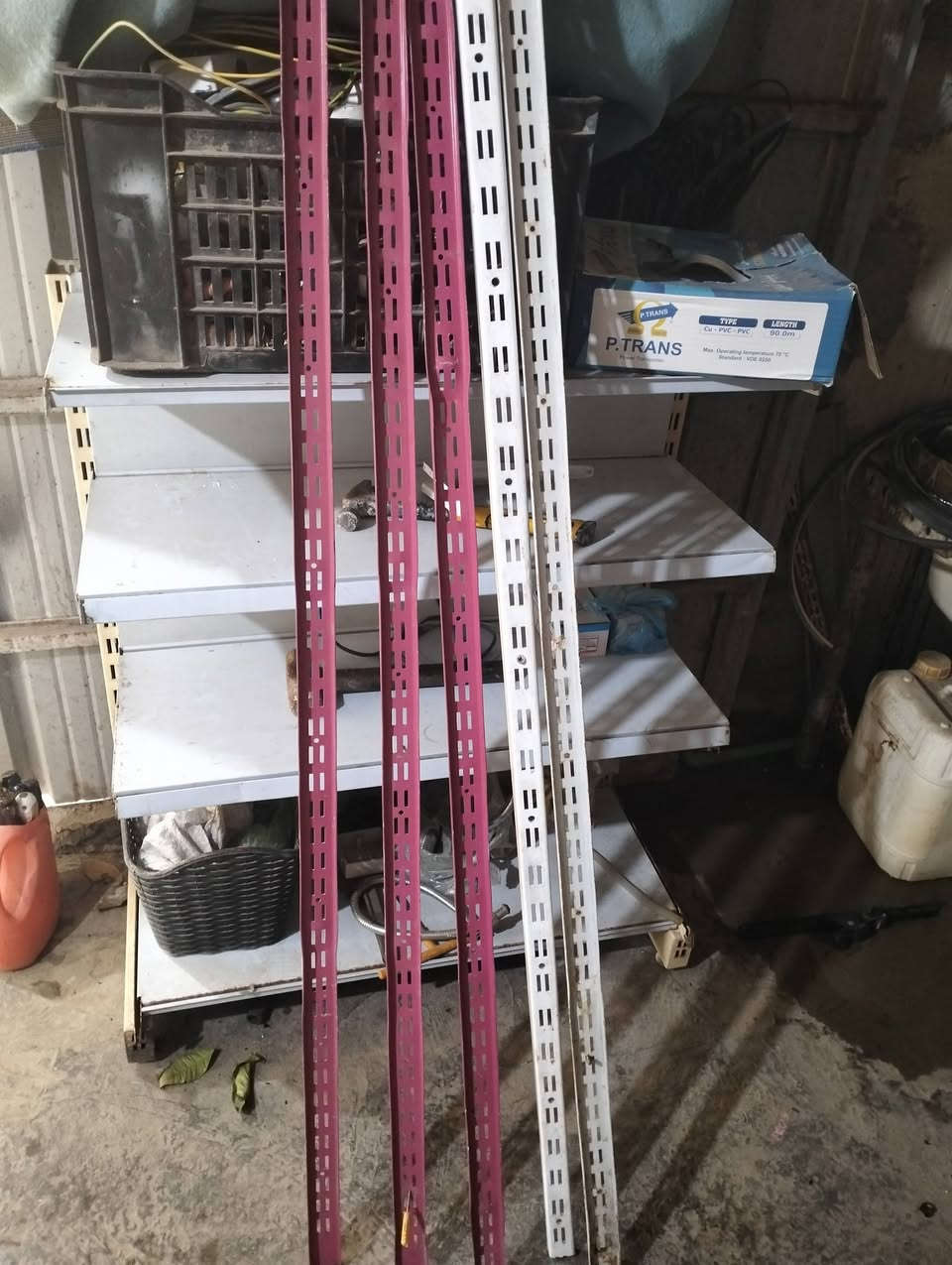 يا الله من رخصت الادمن متاح رفوف حديد كاملة مع ملحقاتها بس اتشد نظافة 90% عدد 30متر للبيع مع رف خشب نظافة 100% مع رف حديد جانبي كامل خمسة طابق للبيع للتواصل مراسلة الصفحة أو الاتصال ***********
