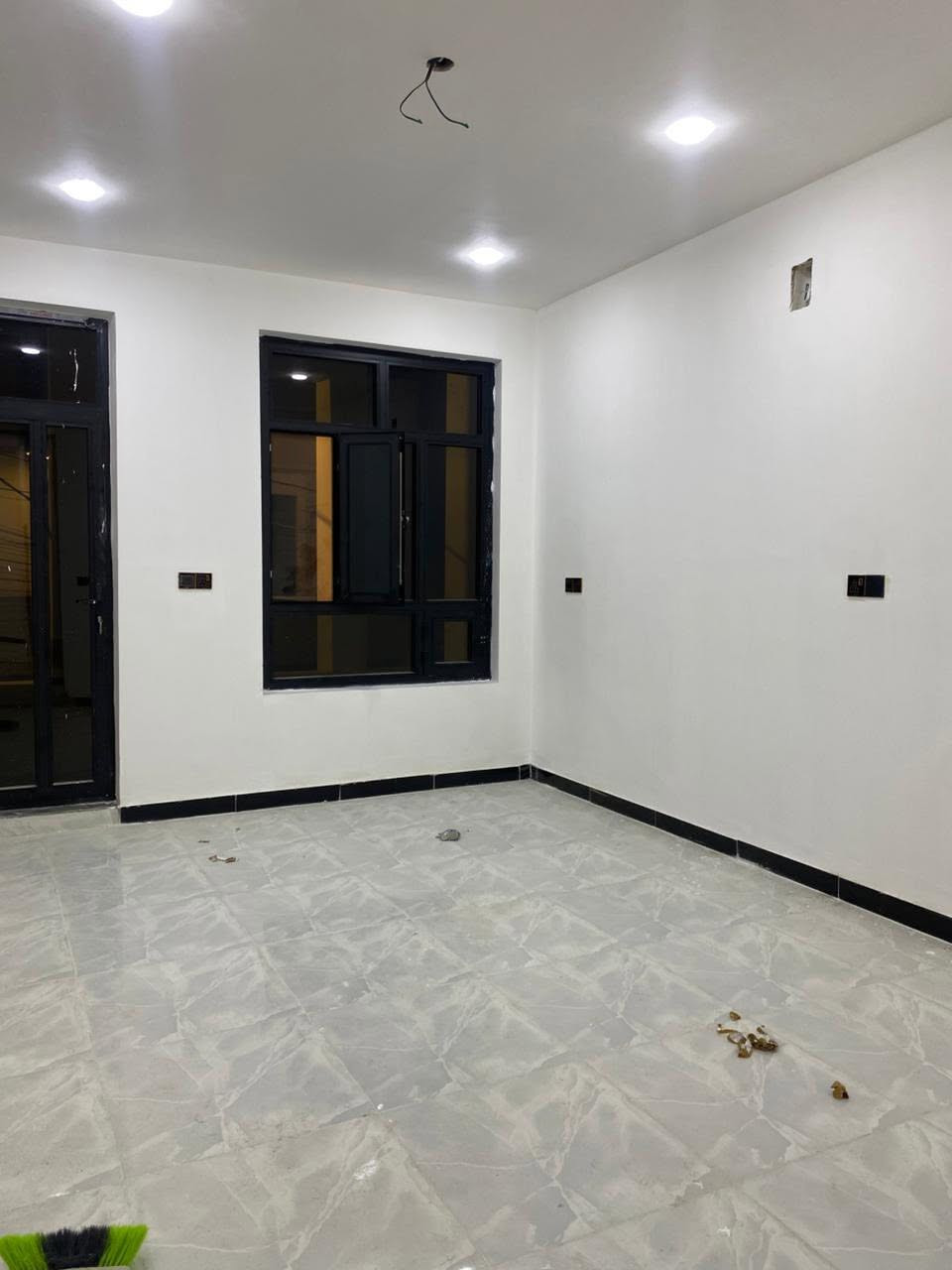 بيت للبيع في منطقه طالب العلي سند 25 
المساحه 65 متر 
واجهه 4
نزال 16 
يحتوي على استقبال مفتوح / مطبخ معزول / غرفتين نوم/ حمامات عدد 2 / درج مكسر 
خدمات كامله تبليط / مجاري / ماء / كيبل ضوئي انترنت 
للاستفسار الاتصال على الرقم 
***********
