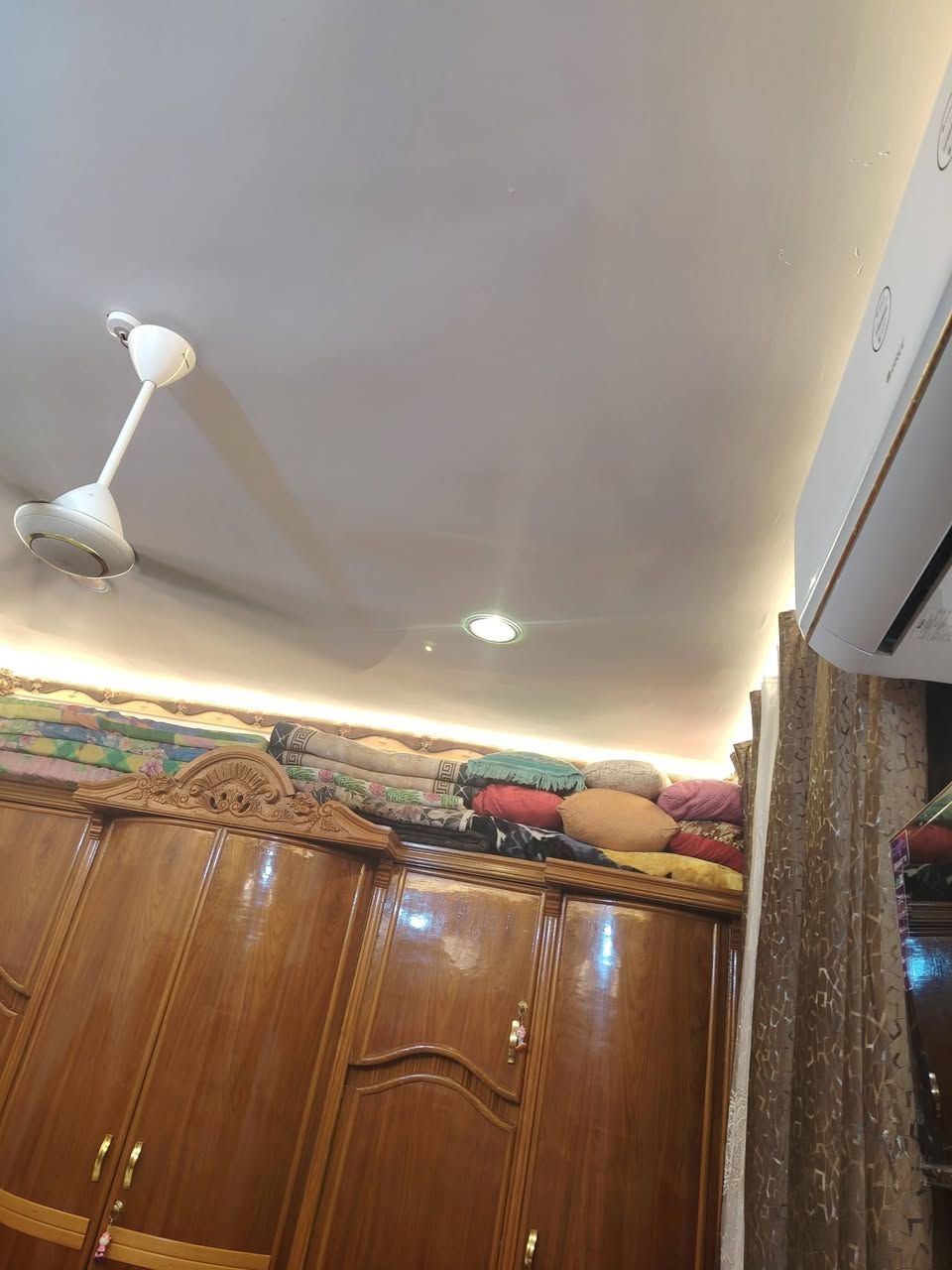 السلام عليكم بيت مساحه 200 متر للبيع يحتوي علا 4 غرف
 صالتين استقبال  غرف 4 كاملات ومثل مموضح ب صوره
المطبخ ولصاله مملبوخات بناء حديث العنوان التأميم حي ابا ذر الغفاري كامل خدمات مي  مجاري تبليط  الاتصال)))

(***********)
