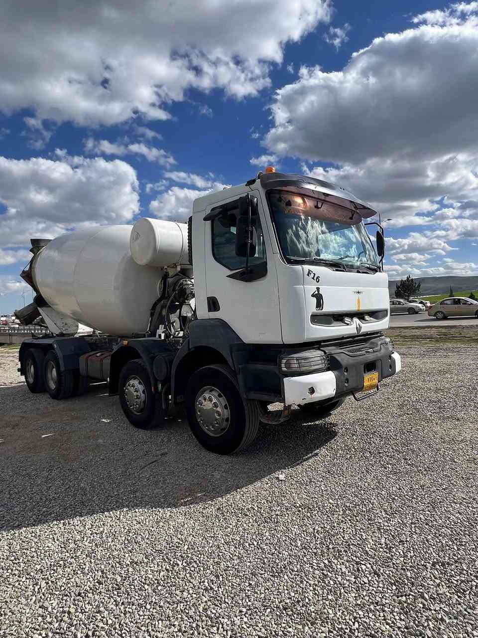 للبيع
مكان السليمانية 
موديل ٢٠٠٦
عشرة متر 
***********
***********
