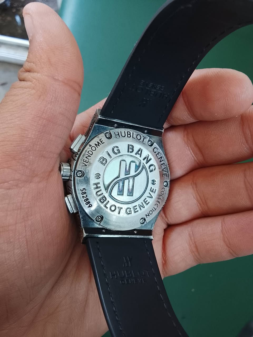 السلام عليكم  ساعة هابلوت Hublot (كوبي ماستر) مستعملة بنضافة 70% شغالة بل كامل (للبيع) توصل ***********
