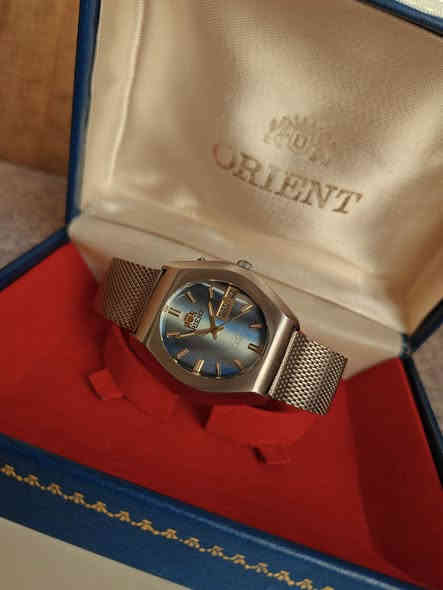 اورینت اوتوماتیك من نوادر انتاج ۱۹۷۱ مخزن مع علبە 
مینا تایکر مکینە ۲۷ حجر تفاصیل بلادیە قیاس ۳٥×٣٨ملم
واتساب ***********
