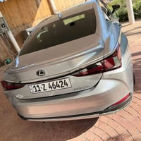 LEXUS ES 300h 2023 عداد53الف كم مواصفات : اللون سلفر ميتاليك وداخل جلد...