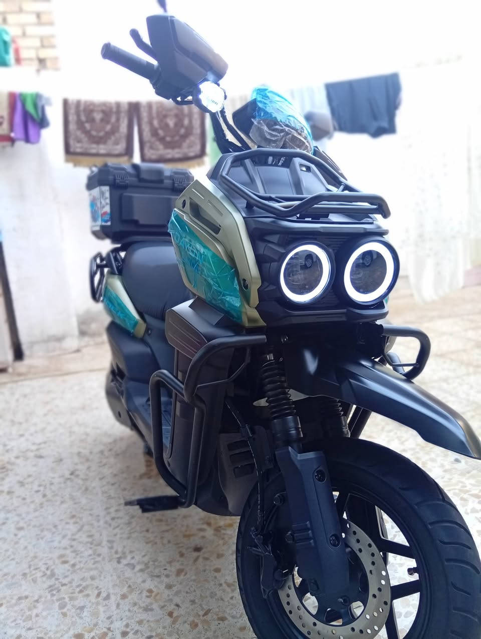 السلام عليكم دراجه اباجي للبيع نوعيه دايوان ليثيوم موصفاته معروفه 30امبير دراجه بعده جديده موصفات 
1.Rرجوع للخلف 
2رماش 
3مثبت سرعة 
4نضام P دكمه 
5هورن
6Mنظام تبديل لنمر 
7.دبل اشاره +يمين يسار 
وشديتله جنط صفاحيات تريدهن ويه لماطور ابيعهن تريد افصخهن 
8ويل نجمه اسود تايرات جدد 
9ملف 2000w
10نشرات تحت جنط لصفاح لون احمر 
11لايت عالي ناصي عدسه. 
ماطور كله شغال مكاني انبار صقلاويه اي استفسار تواصل خاص ***********واتساب 
سعر خاص
